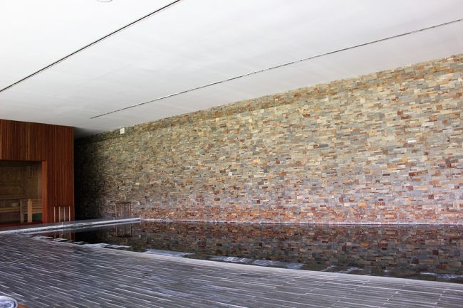 室内のプールとサウナエリア<br />SPAもあります。