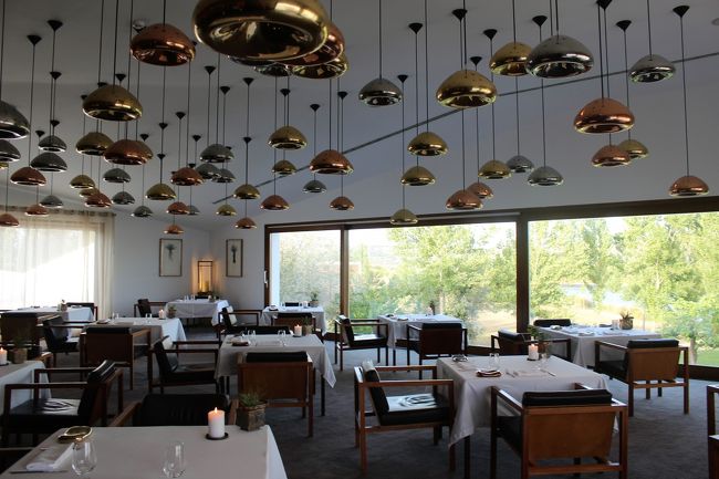 レストランです。<br />ここも星付きレストラン<br />月曜、火曜とレストランはお休みです。<br />宿泊者はコースメニューだけ。<br />宿泊は運悪く月・火です・汗<br />