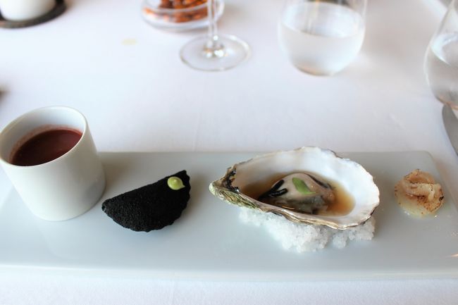 月曜日なのでコースメニューのみ。<br />シャンパーニュと共に。<br />アミューズ<br />ガスパッチョ　お野菜が凝縮されて塩加減もちょうど。<br />黒いのは忘れたけど意外な感じで美味しかった記憶が。。。。<br />牡蠣はお出汁が効いて美味しい～<br />貝柱のソテー<br />どれも美味で流石星付きと期待も上がります。<br />