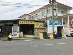 小浜島到着！
こちらでもターミナルにレンタサイクル屋さんが数件、案内ボードを持って待っているので、適当に声をかけて案内してもらいます。
今回お世話になったのが「レンタサイクル結」さん。
手作りマップをいただき、まわり方やおすすめスポットなどの説明を受けます。
もちろんバイクもあるので、スーツケースを預けて早速出発です！