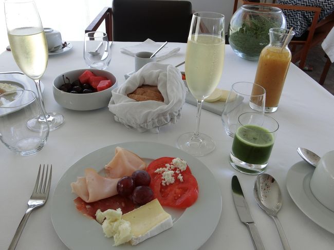 フレッシュジュースも美味しいです。<br />緑色のはなんだっけ？？？<br />青汁とは真逆の味わい(*^^*)<br />パンも美味しいし！