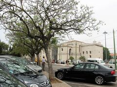 レンタカーは今日返すのですが、返す前に滞在ホテルから少し遠い所にあるジェロニモス修道院を観光します。
ナビを入れてるので周辺駐車場まで迷う事なくこれましたが駐車場に入る前の道は
ここ侵入していいの？みたいな道路でした。
