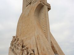 発見のモニュメント
1960年に、エンリケ航海王子の没後500年を記念して建てられたモニュメントです。
ヴァスコ・ダ・ガマが旅立った場所として知られるテージョ川岬に建てられました。高さ52mを誇る巨大さで、ヴァスコ・ダ・ガマや32人の航海に関わった偉人たちの姿が彫られています。