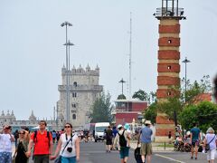 奥にある白い塔はベレンの塔
繊細で美しい彫刻が彫り込まれている塔です。
ベレン港を見張る監視砦として建てられたベレンの塔には、砲台が備え付けられているなど大航海時代の面影を感じることができます。
ヴァスコ・ダ・ガマやほかにも多くの航海士たちが、ベレンの塔に見送られて旅立ったと言われています。夜になると塔全体がライトアップされ、とてもロマンチックな風景を見ることができるとか。