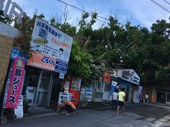 　今日も快晴、朝から熱いです。
　石垣港はテンダーボートでの下船となります。下船の順番取りに30分前から並びました。
　予約しておいたスマイルレンタカーに電話をして、迎えに来てもらいました。事務所で手続きを済ませ、川平湾に出発です。
　朝早かったので無料駐車場が利用できました。