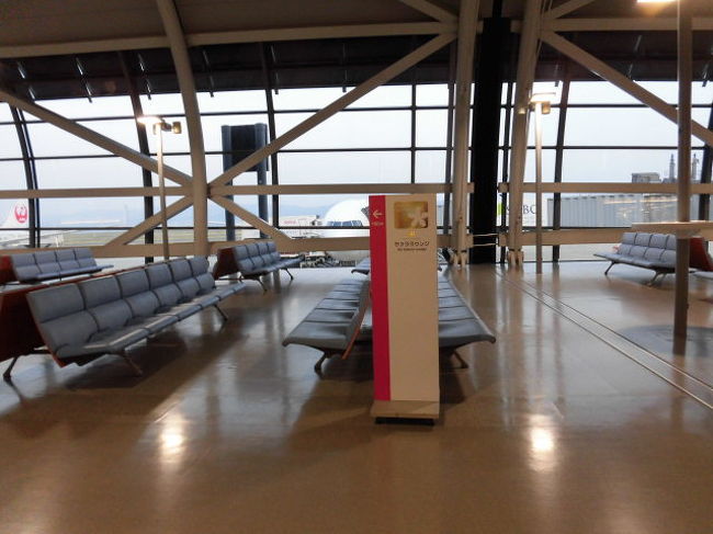 サクララウンジに向かいます。<br /><br />搭乗までに1時間しかありません。<br />食べるだけ食べて、台湾に向けて備えたいと思います。<br /><br /><br />場所が意外とわかりずらいところにあるので、<br />少し戸惑ってしまいました(笑)