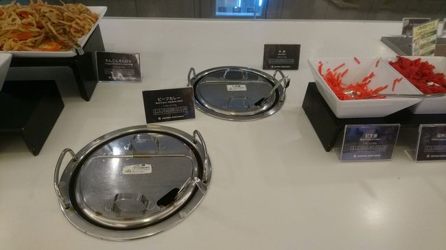 ビーフカレーと牛丼。<br /><br />牛丼は羽田のサクララウンジにはなかったような・・・