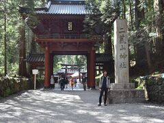 二荒山神社にやってきました。
北海道にはあまり杉がないので、まっすぐ高く伸びた杉のある風景が新鮮でもあり神々しくもあります。