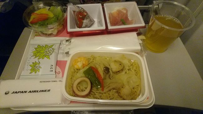 離陸して約30分<br />機内食です。<br /><br />お腹いっぱいで入らない・・・<br /><br />内容は<br /><br />生ハムと玉子ポテトの盛り合わせ<br />フレッシュサラダ<br />海鮮塩焼きそば<br />六花亭の白い恋人<br /><br /><br />北海道のメニューで揃えているようです。<br /><br />焼きそばはちょっと味が合いませんでした・・・<br />なんでしょう？麺があんまり・・・