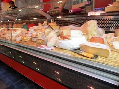 そして、すぐにアリーグルの市場に入ります♪

まずは、いろいろなチーズがお出迎え。
