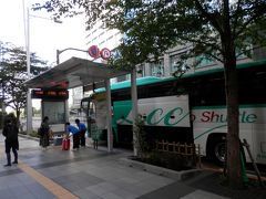 東京駅から１０００円のバスで成田空港へ。

乗場が変更になりシャングリラホテルの向かい側の

ヤマダ電機前になった。

このバス１０００円なら全然良いね。

