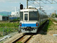 2017.07.01　周船寺
…と、せっかく福岡来たんで地下鉄を撮りたいと思い、上下列車がいい感じのアングルの周船寺へ。ロングシート４扉６両編成で、開業当時からの外板のみステンレスの鋼製車も活躍する。顔つきはちょっとレトロだ。大規模更新工事で乗り切っている。