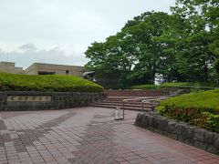 【ちょっと観光】宮城県美術館

時間があれば、美術館に足を伸ばす――こともある。宮城県美術館は、仙台駅からバスで15分ほどだが、そのバスが1時間に2本しか出ていないので不便といえば不便だ。そんなわけで、先週行ったのは十数年ぶり。

宮城の画家さんたちの作品のほか、作品数こそ少ないが、クレー、カンディンスキー、浜口洋三、レオナール藤田、岸田劉生もあった。中でも目玉は、棟方志功で、彼の『二菩薩釈迦十大弟子』のオリジナルを見られたので、しかも全員並んでいたので、とても満足だ。
