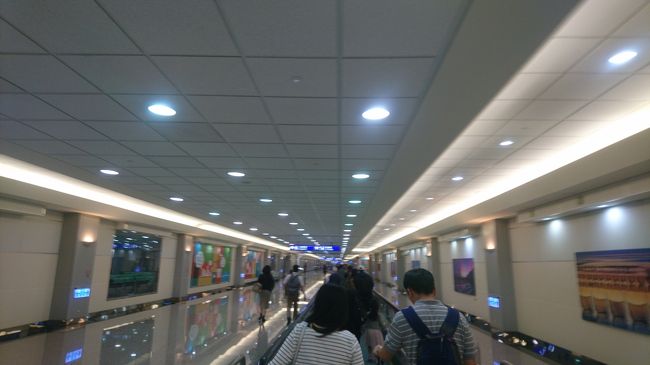 シンガポールに比べると、あっっっっっという間に着いちゃいますね。<br /><br />イミグレの混雑はほどほど。<br />ただ、（よくわからない(笑)）Free Wi-Fiがあったので、<br />それ使ってLINEとかしていたのですぐにイミグレ通りました。<br /><br />着いたのは21時。<br /><br />初日は空港真ん前のホテルに泊まります。