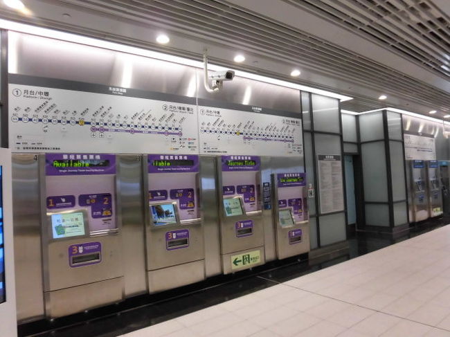 改札には券売機があるので、<br />上の路線図と照らし合わせれば簡単に乗れちゃいます。<br /><br /><br />