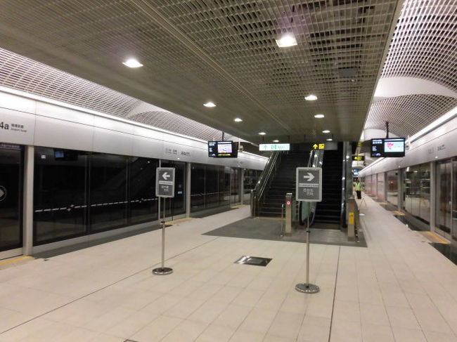 駅構内はキレイです。<br />出来たばかりというのもありますが・・・<br />（これはホテルのある機場旅館駅です）