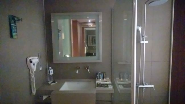 洗面所。<br /><br />使っててビビったのが<br />排水されない・・・<br /><br />排水用のボタンが無い・・・<br /><br /><br /><br />必死に探しますが見当たりません・・・<br /><br /><br /><br /><br />これだけで格闘すること1時間・・・<br /><br />はて、排水溝を押してみると・・・<br /><br />排水されるじゃないですか！<br /><br /><br />洗面所にボタンを押せと書いてありましたが、<br />丁寧に書いてもらわないと・・・<br /><br />