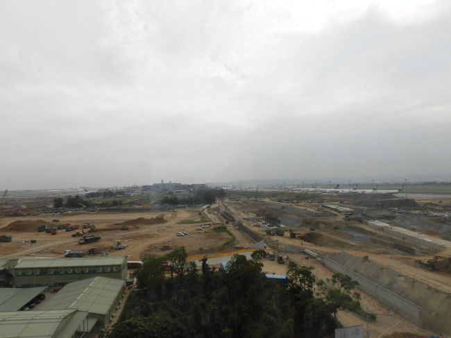 部屋から見える景色です。<br /><br />寝ていると、着陸のエンジン逆噴射が聞こえてきます。<br />嫌な人にはうるさいと感じるかもしれませんね・・・・・<br /><br />