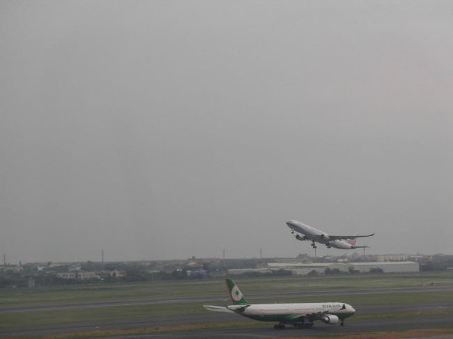 駐機が多いので、様々な飛行機が見れます。<br /><br />といっても、エバーやチャイナエアラインばかりですが(笑)