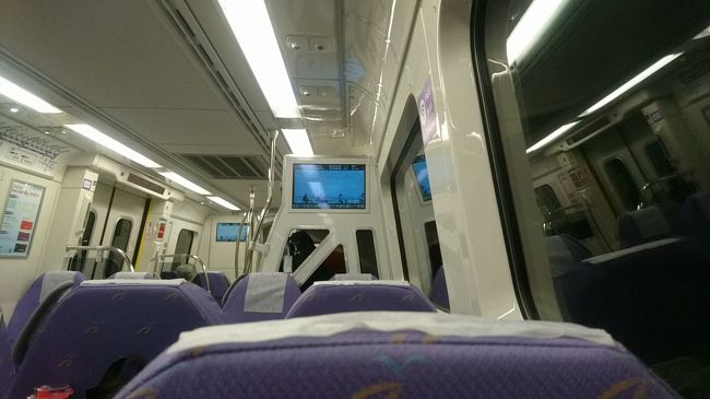 直達車は特急のように、クロスシートになっています。<br />（普通車はロングシート）<br /><br />ただ、座席の間隔は狭いので、<br />スーツケースは専用棚に入れる必要があります。