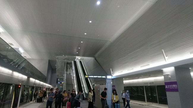 台北駅に到着です。<br /><br />ここは直達車と普通車でホームが分かれています。<br />分かりやすくはなっていますね。