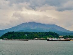 目的地の桜島はすぐ目の前、たった15分の船旅です。
これだけ短ければワイフの船酔いも心配ないですね。

肝心の桜島は照れているのか雲化粧。
到着日の前日には久々に派手な噴煙あげての噴火があったそうですが、見れず残念。