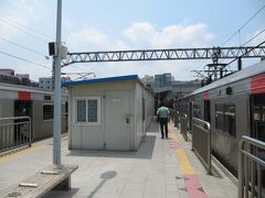 ソウル市内から地下鉄を乗り継いで仁川駅に着きました。