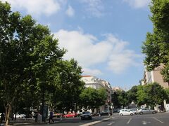 大きな通りで真ん中に並木道があります。
大きな通り過ぎて反対側のお店は何があるのか分かりませんがこれと言ってお目当てもないのでそのまま南下しました。