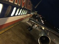 22:50頃、バルバドス、グラントレー・アダムス国際空港に無事到着しました。
タラップを降りながら撮ったので、ぶれてる・・・

バルバドスの空港はオープンエア（？）なので、飛行機は全部沖止め。
タラップで降りて、歩いてターミナルに向かいます。