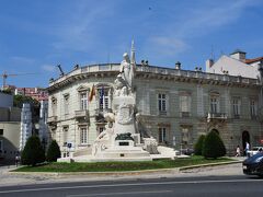 モニュメントのある所に出て来ました。