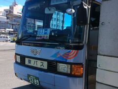 今日の予定はまず石垣島内バス観光なので、離島ターミナルから歩いて２分位のバスターミナルへ移動しました。
バス会社は東運輸です。
男性のガイドさんがいろいろ説明してくれたり、三線をひきながら沖縄民謡も歌ってくれました。