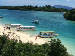 川平公園から撮った川平湾です。
天気が良かったので、海の色がとても綺麗でした。
雑誌などでよく見かける風景です。
