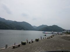 相模湖公園から眺めた相模湖です

神奈川県の湖としては箱根の芦ノ湖の次に有名な湖です

遊覧船・手漕ぎボート・釣り
様々な楽しみ方があります。

実は人造湖だという事はあまり知られていないかも知れません