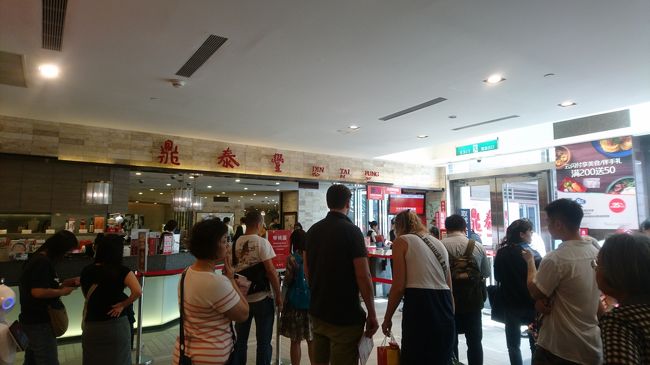 入ったすぐのところに、鼎泰豊がありましたので、入りました。