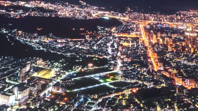 夜景です。<br /><br />嘘です(笑)<br /><br /><br />曇っていたので、上へあがっても見ることができなさそうでしたので、<br />あきらめて、入場ゲートのところにあったモニターを映しておきました(笑)<br /><br />