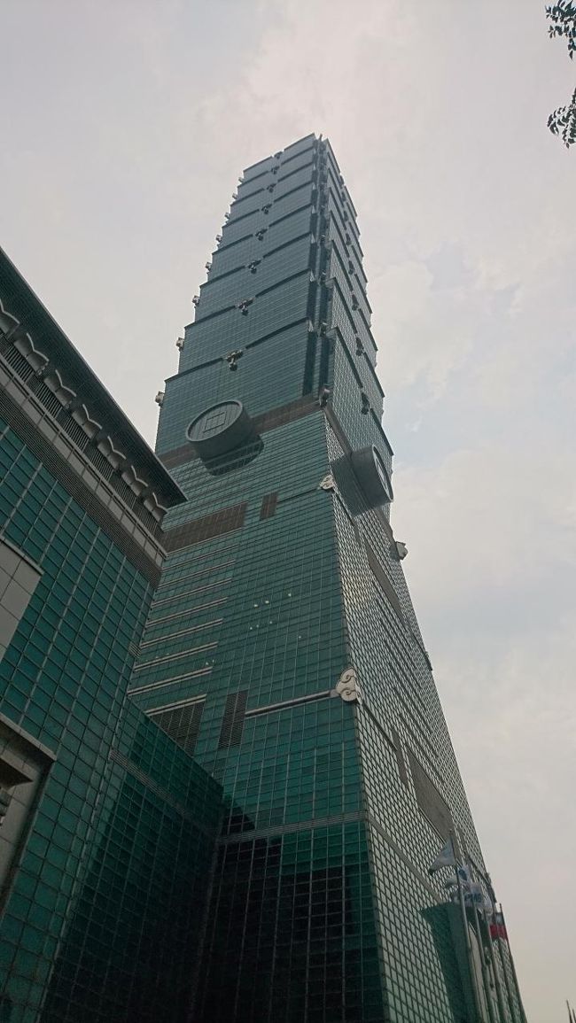 台北からMRTで台北101へ向かいました。<br /><br />デカい