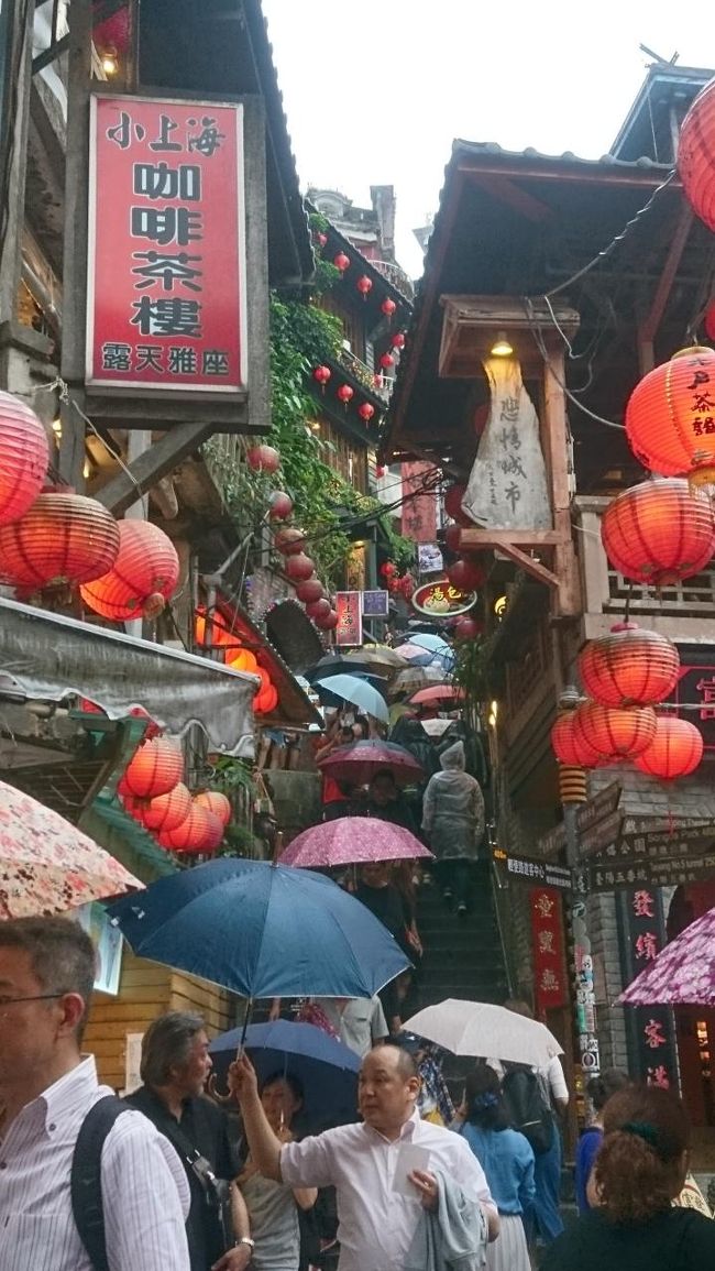 雨模様で傘さしながら階段を上るのは少し大変です・・・<br />晴れの日に上りたかったですね・・・