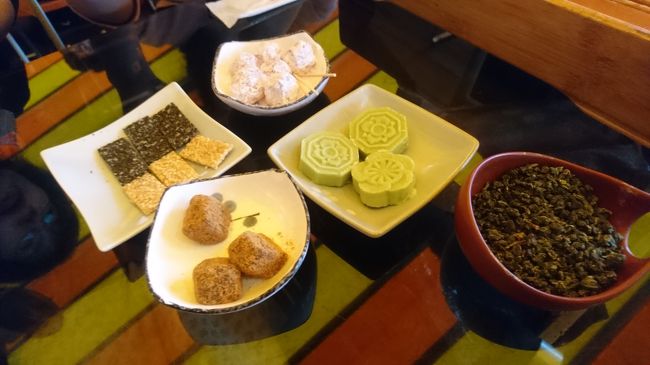 お茶についてくるお菓子たちです。<br />右端の豆っぽいのは、お茶の茶葉になります。