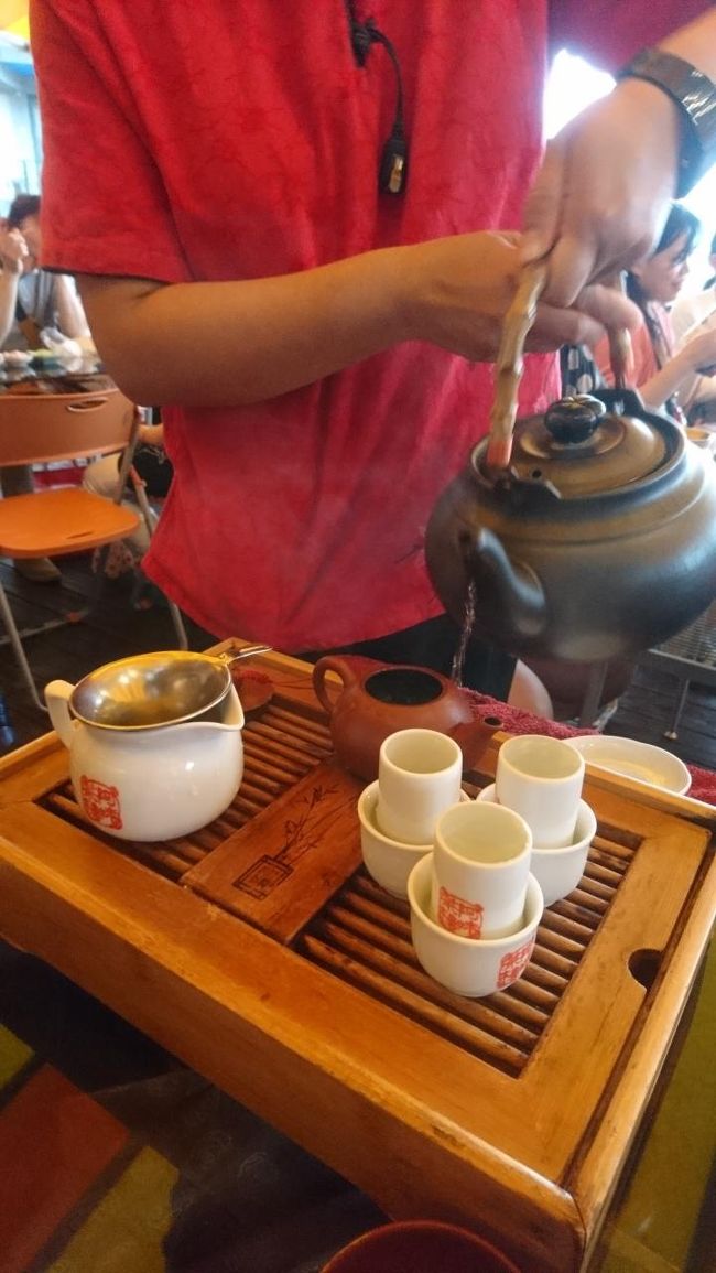 お茶の入れ方を教えてくれながらになります。