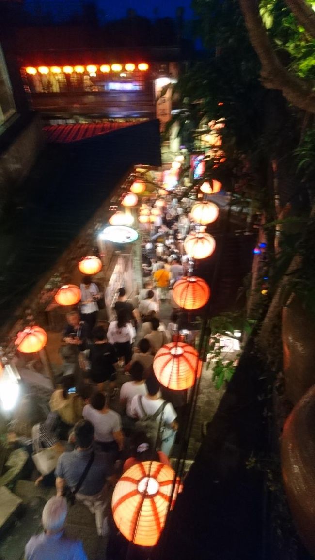 お店を出ると、いい具合に暗くなっています。