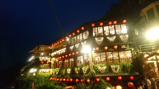 有名な場所から。<br /><br /><br />みんな必死に撮ってます(笑)<br />同じ位置から皆さんとっているので、<br />どこがベストポジションかすぐにわかります(笑)