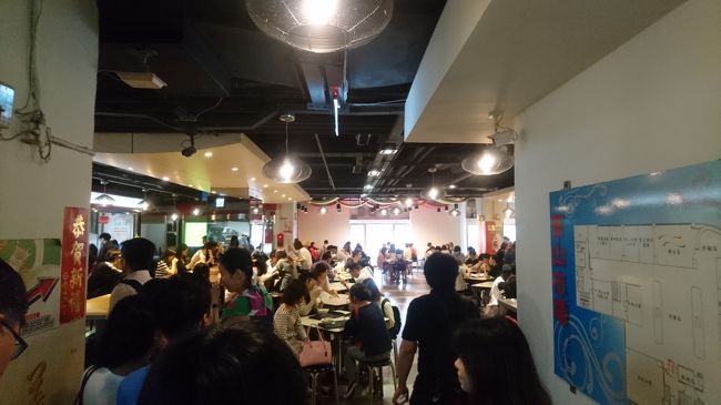 朝早くからここのお店だけ混んでいます。