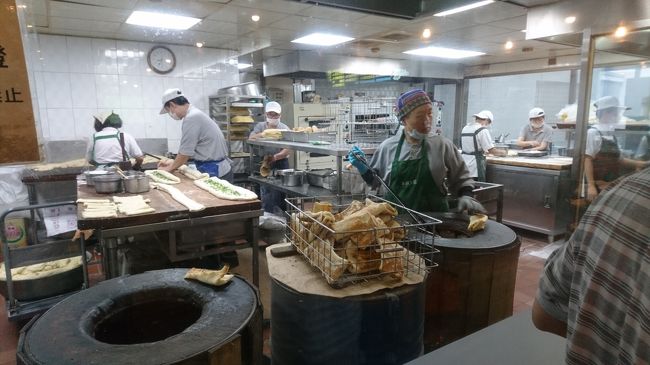 揚げパンをひっきりなしに作っていました。