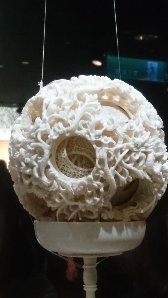 象牙です。<br /><br />これ、本物見ると本当に精巧にできていてすごいんです。<br />中どうなっているんだろうと、入り込んでしまいそうになるほど