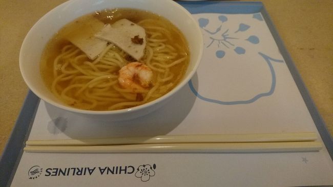 ヌードルバーが有名です。<br /><br /><br />ヌードルバーの受け取り口にメニューがあって<br />そこで確認してチケットをもらいます。<br /><br />チケットの番号を言われるので、<br />取りに行くスタイルになります。<br /><br /><br />急いで食べたのですが、美味しかったです。