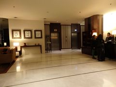 ホテルに到着。
添乗員の深谷さんがチェックインしている間、私たちはソファでゆっくり
…というよりぐったり。