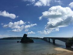 宿から車で30分弱　
「古宇利大橋」です！！
沖縄本島から橋で離島に行ける、ナイスビュースポット！

本島側の橋の手前に、無料の駐車場があります。