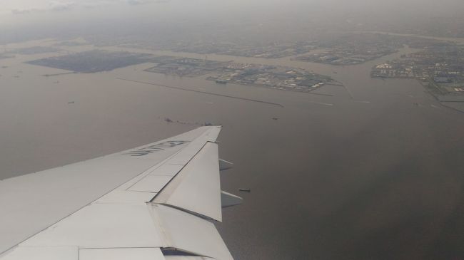 羽田出発！曇り！<br /><br />那覇乗り換えでした。<br />那覇空港のお手洗いは混んでたので、機内で行ってしまった方が良いかも？<br />通路側におデブさんが気持ちよさそうに寝てて、窓際の私は恐縮して行けませんでした。