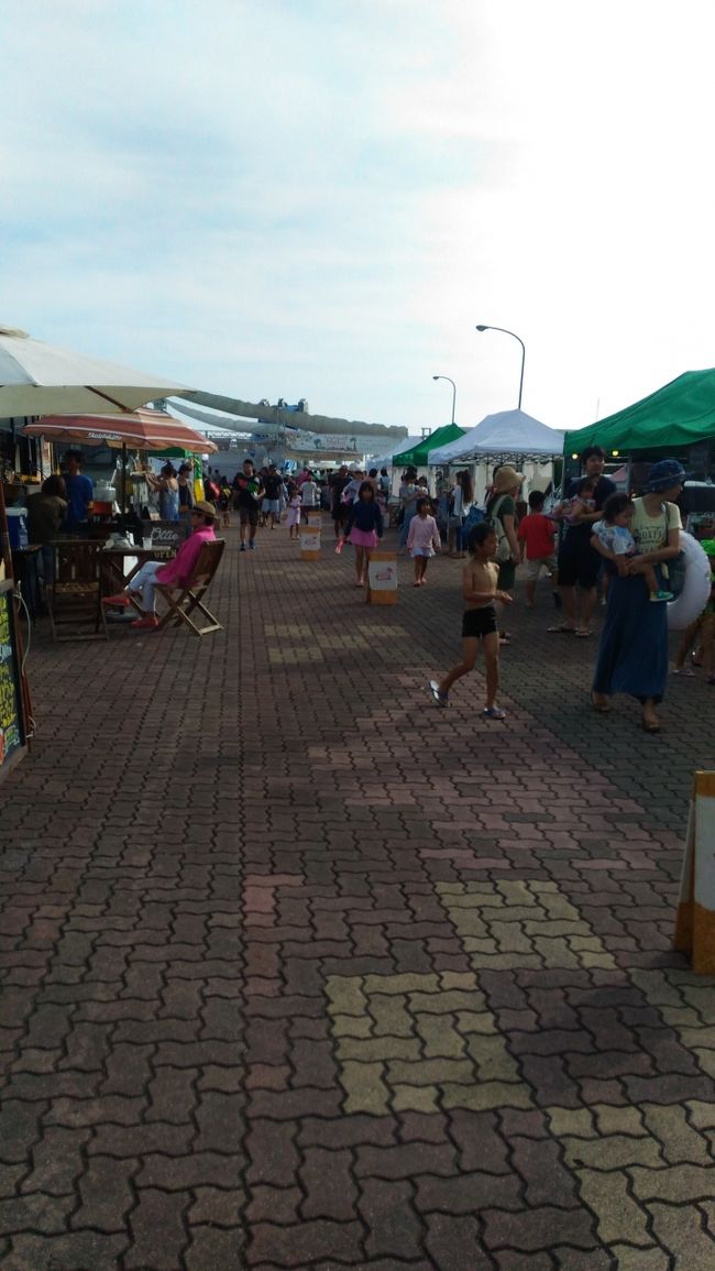 一度ホテルで休憩してから、徒歩で離島ターミナルまで。<br />何かイベントやってました！<br />美味しそうなものがたくさん。<br /><br />ここではないんですが、ユーグレナモールで石垣島産のパイナップルがあったので買ってみたらすごく甘くて美味しかったので、滞在中何度か食べました。<br />カットされていて食べやすくなっています♪