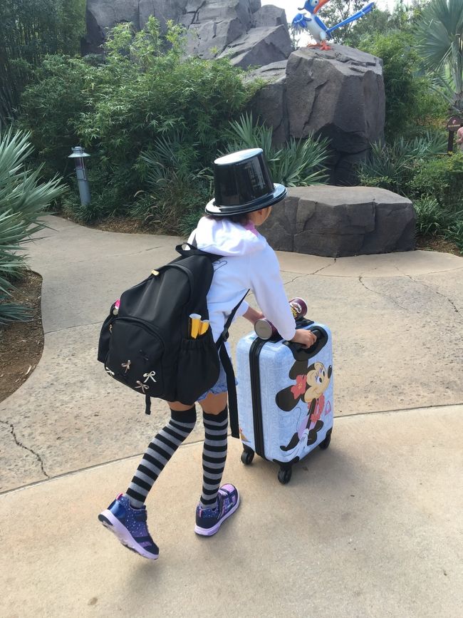 お部屋を出て、フロント棟へ～<br /><br />一年前のHawaiiのアウラニで購入したキャリーケースは娘の担当～笑